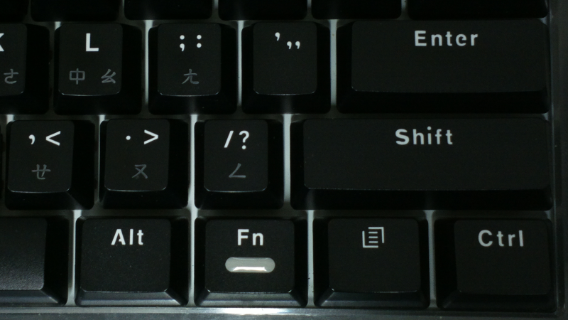 黏貼凸點標籤在鍵盤的 Fn 鍵上