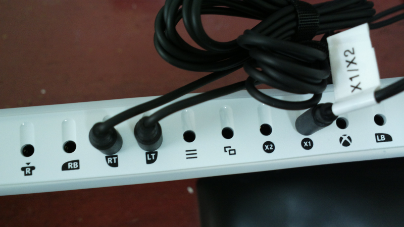 微軟適應性控制器背部面板，顯示 RT、LT、X1 等三個孔位接入特殊開關