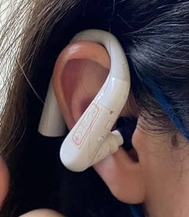 Otoadd R1 助聽器搭配耳塞配戴於耳朵的特寫