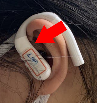 Otoadd R1 助聽器伏貼配戴於耳朵的特寫，及後麥克風開口位置