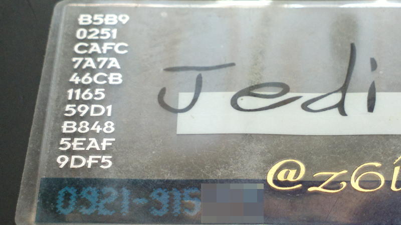 Jedi 的名片放在黑色桌面上，顯露出電話號碼