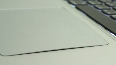 Apple MacBookPro 電池膨脹到觸控板已經變形