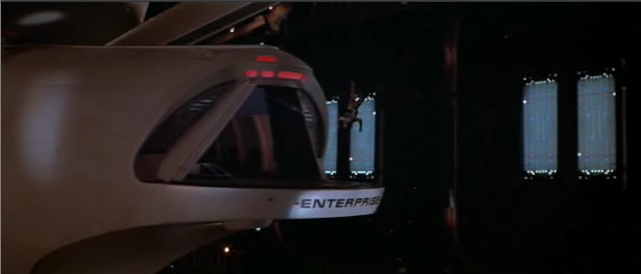 Enterprise 艦尾的交通梭港口，有一個工作人員正往下移動