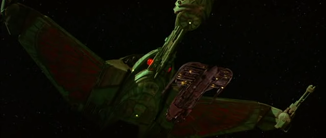Klingon Bird-of-Prey 的底面觀，機翼底面用橘紅色繪製了羽毛圖樣