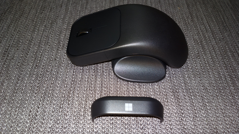 微軟適應性滑鼠卸下尾蓋並安裝手托後的側面特寫