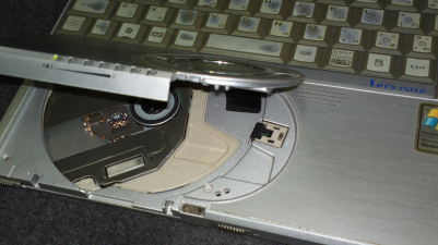 Panasonic CF-W2D 開啟光碟機