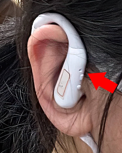 Otoadd R1 助聽器伏貼配戴於耳朵的特寫，及前麥克風開口位置