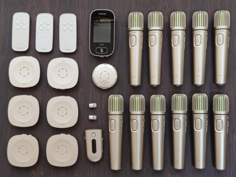 3 支 Roger Table Mic 遙控器、6 台 Roger Table Mic、1 支 Roger Touchscreen Mic、1 台 Roger Select（標示著 DEMO 字樣）、2 顆 Roger X、1 台 Roger NeckLoop、11 支 Roger Pass-around 平放排列整齊