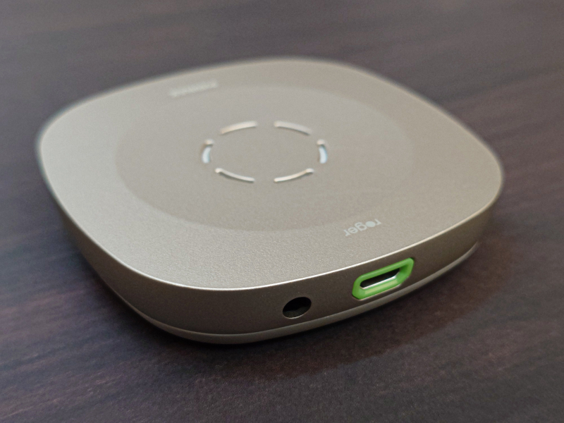 Roger Table Mic 特寫，聚焦在 Micro USB 及 3.5㎜ 接口