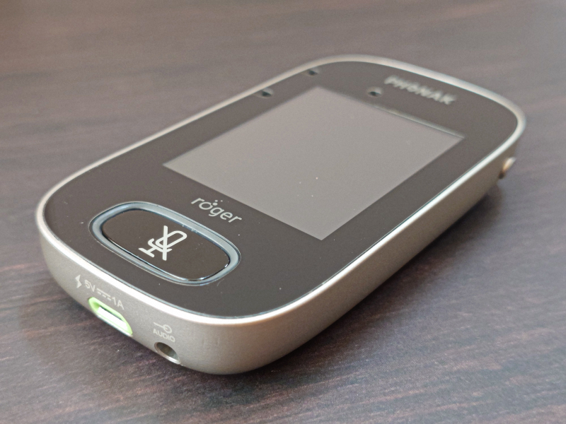 Roger Touchscreen Mic 特寫，聚焦在 Micro USB 及 3.5㎜ 接口