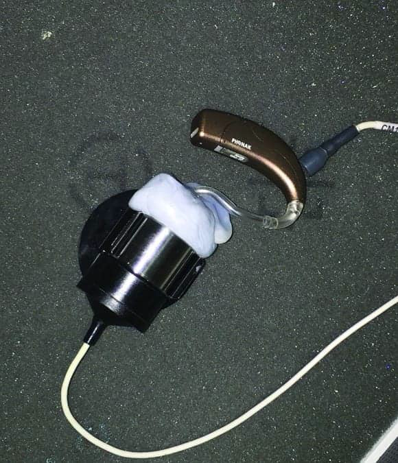 耳掛型助聽器連接著音管及耳模，以粘土銜接在 HA1 耦合器